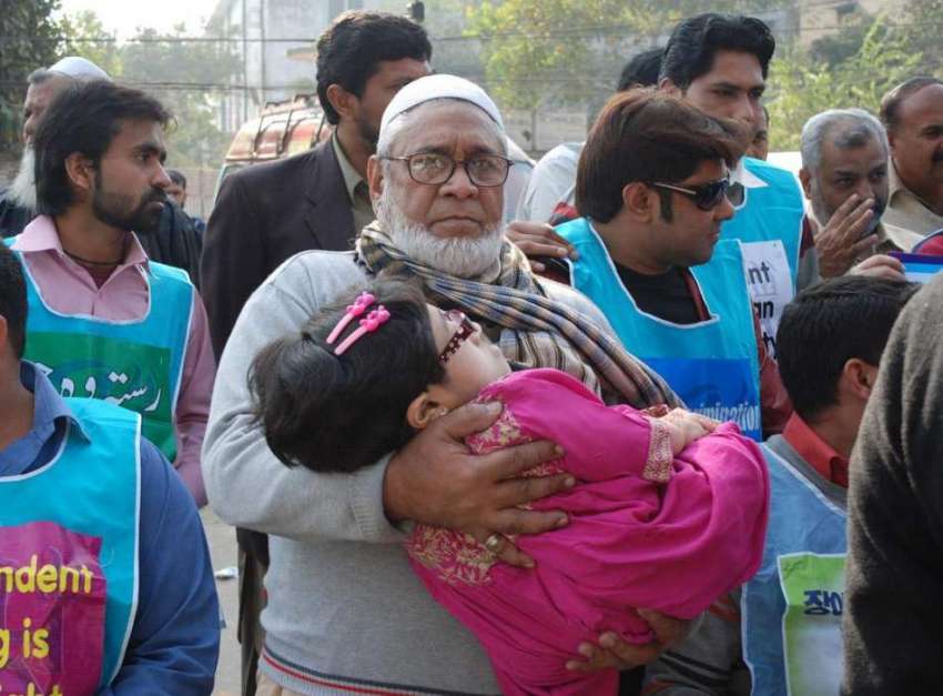 لاہور: معذور افراد کے عالمی دن کے موقع پر آگاہی واک میں ایک ..