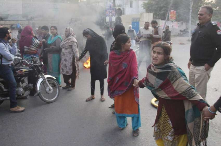 لاہور: شامکے بھٹیاں کے رہائشی جوہر ٹاؤن پولیس کی طرف سے خواتین ..