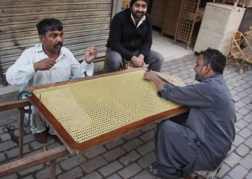 لاہور: محنت کش نائیلون سے میز بن رہے ہیں۔
