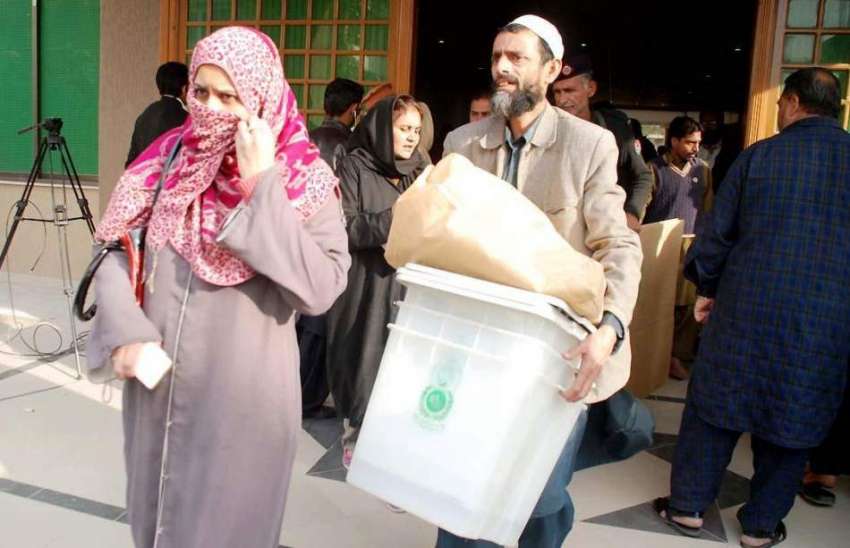 راولپنڈی: بلدیاتی انتخابات کے تیسرے مرحلے کے لیے پولنگ سٹاف ..