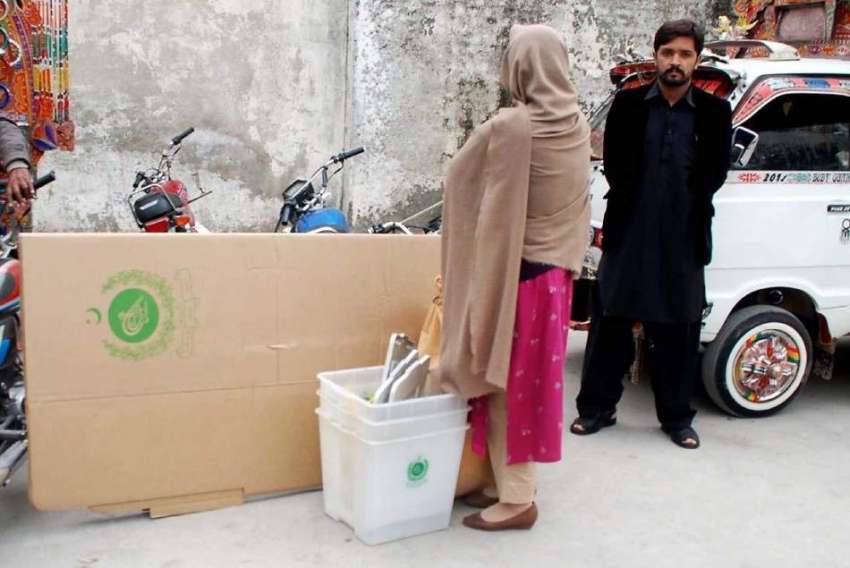 راولپنڈی: بلدیاتی انتخابات کے تیسرے مرحلے کے لیے سامان پولنگ ..