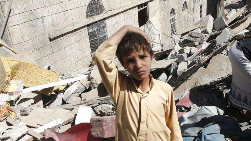 یمن میں بمباری سے تباہ ہونیوالی ایک عمارت کا منظر۔