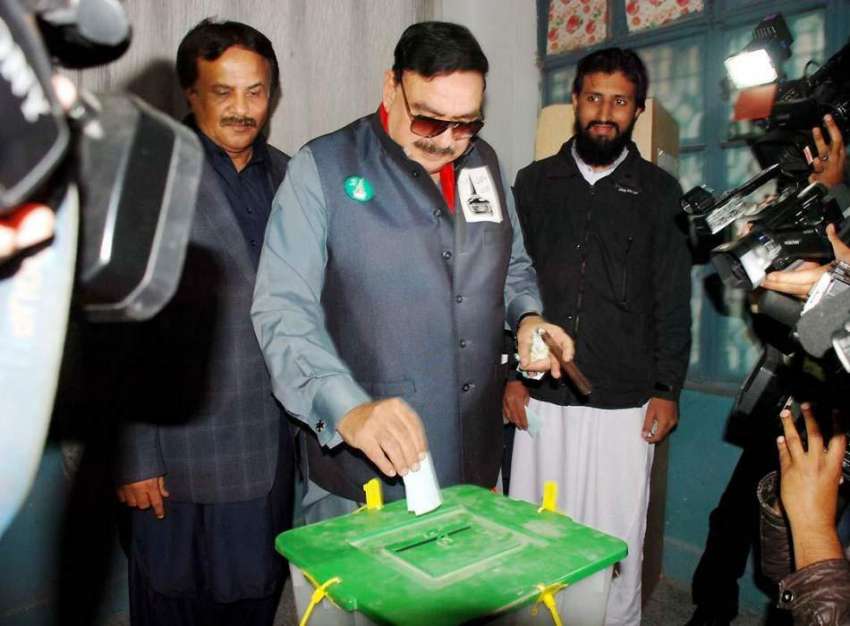 راولپنڈی: بلدیاتی انتخابات کے دوران شیخ رشید اپنا ووٹ کاسٹ ..