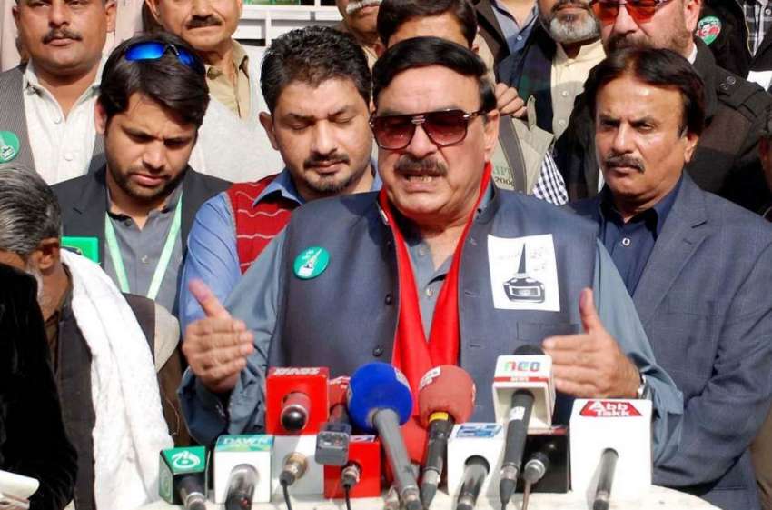 راولپنڈی: بلدیاتی انتخابات کے دوران شیخ رشید میڈیا سے گفتگو ..
