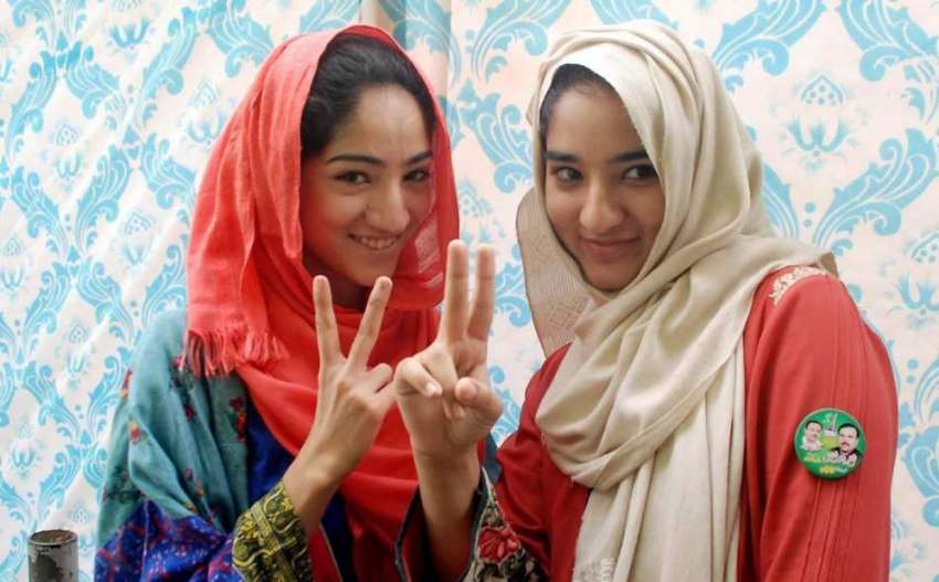 راولپنڈی: بلدیاتی انتخابات کے دوران دو وٹرز وکٹری کا نشان ..