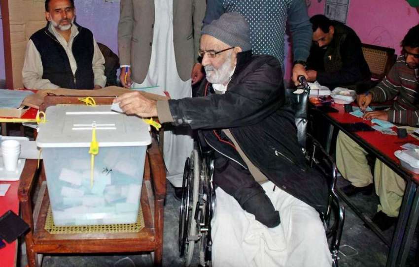 راولپنڈی: بلدیاتی انتخابات کے دوران ایک معذور شخص اپنا ووٹ ..