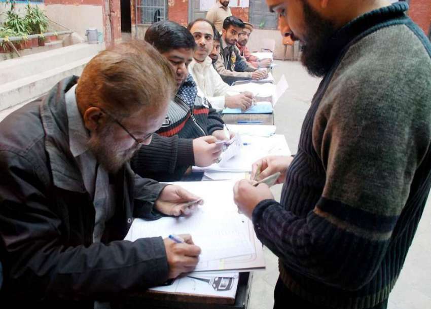 راولپنڈی: بلدیاتی انتخابات کے دوران یو سی 2میں پولنگ اٹیشن ..