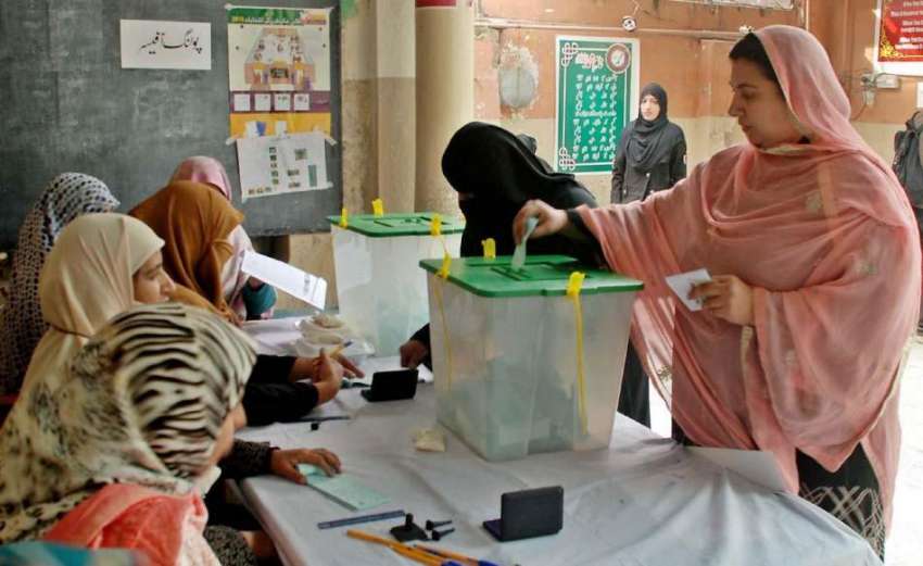 راولپنڈی: بلدیاتی انتخابات کے دوران ایک خاتون اپنا ووٹ کاسٹ ..