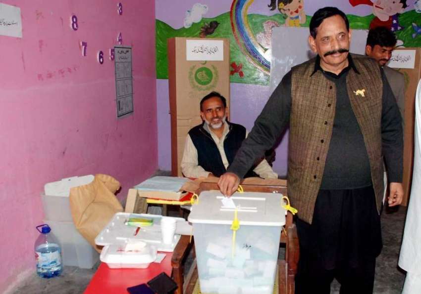 راولپنڈی: بلدیاتی انتخابات کے دوران خان صابر خان اپنا ووٹ ..