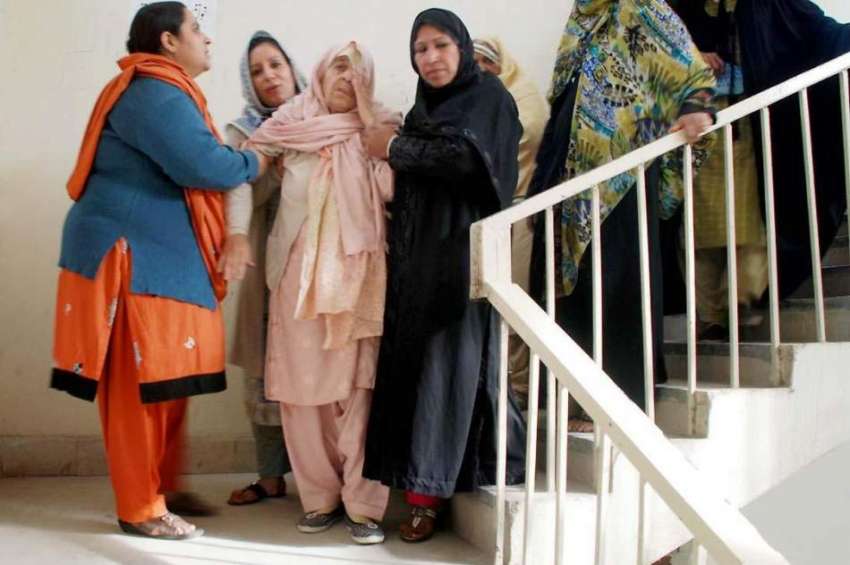 راولپنڈی: بلدیاتی انتخابات کے دوران ایک معذور خاتون ووٹ ..