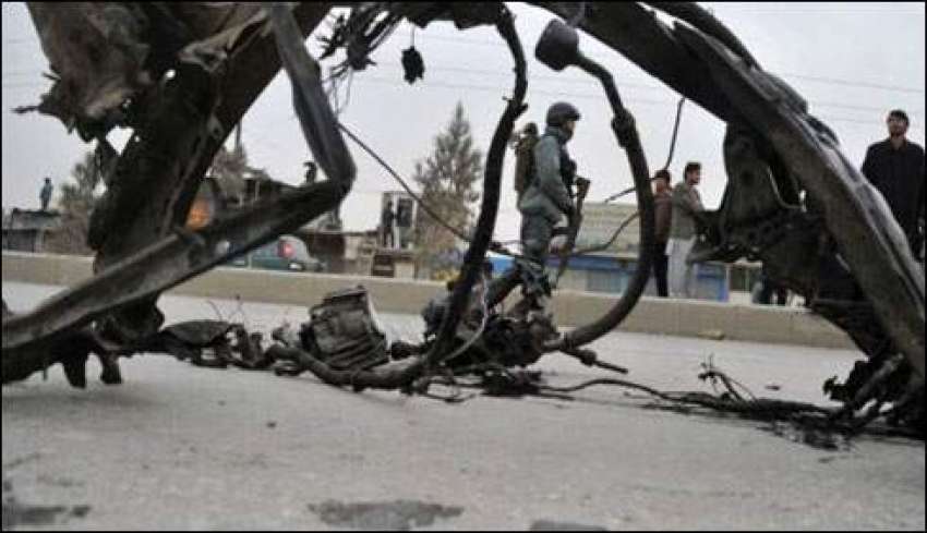 افغانستان میں بم دھماکے کے نتیجے میں تباہ ہونیوالا ٹرک ۔