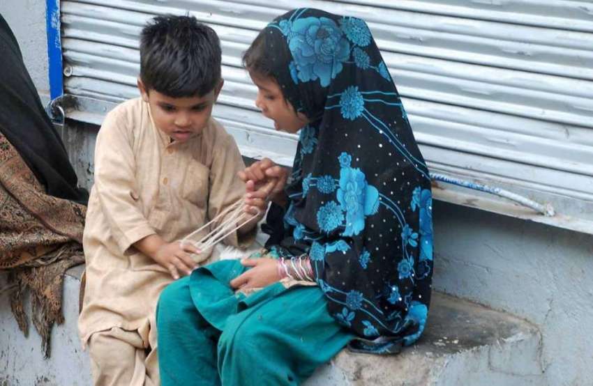 راولپنڈی: سکول جانے سے محروم بچے کھیل میں مشغول ہیں۔