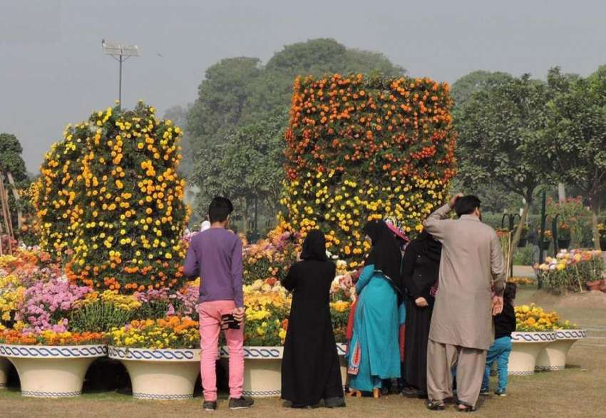 لاہور: جیلانی پارک میں لوگ پھولوں کی نمائش دیکھ رہے ہیں۔