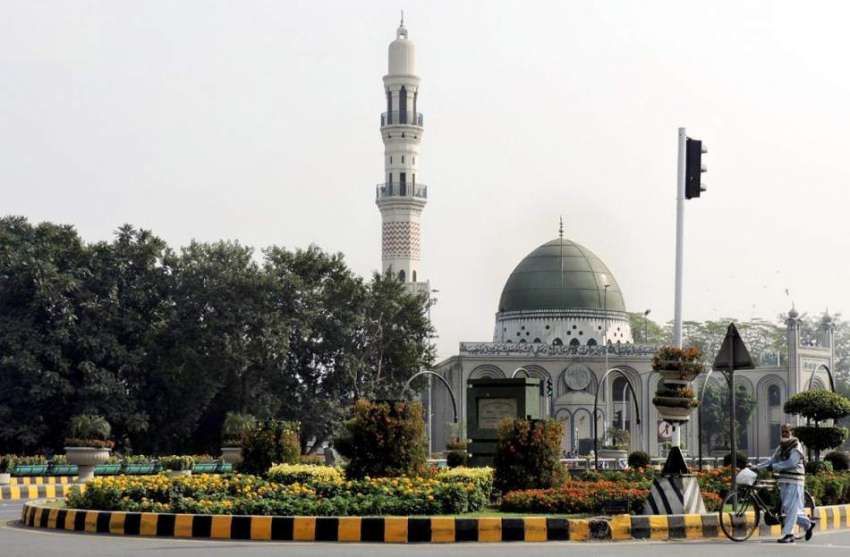 لاہور: شادمان چوک میں قائم مسجد خضریٰ کا خوبصورت منظر۔