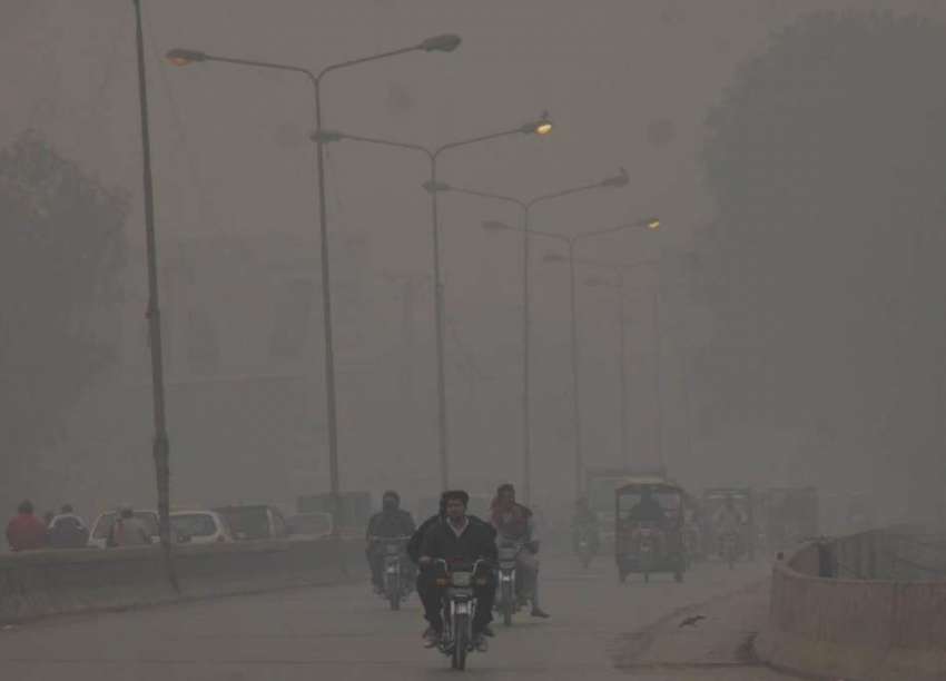 لاہور: صوبائی دارلحکومت میں گڑھی شاہو پل پر شدید دھند کے ..