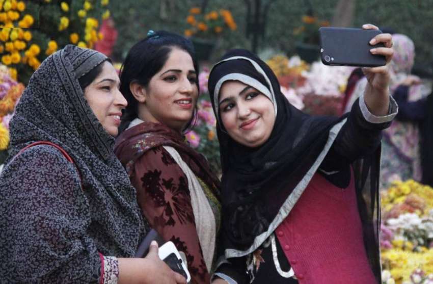 لاہور: جیلانی پارک میں پھولوں کی نمائش دیکھنے کے لیے آنے ..