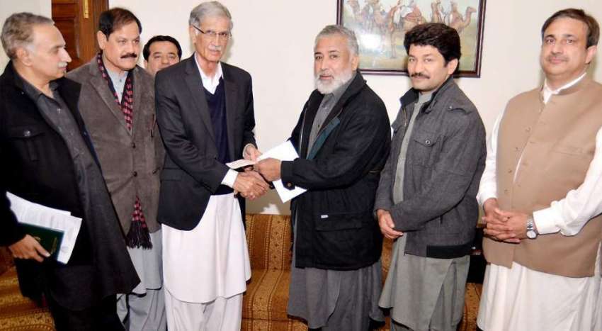پشاور: وزیر اعلیٰ خیبر پختونخوا پرویز خٹک پشاور پریس کلب ..