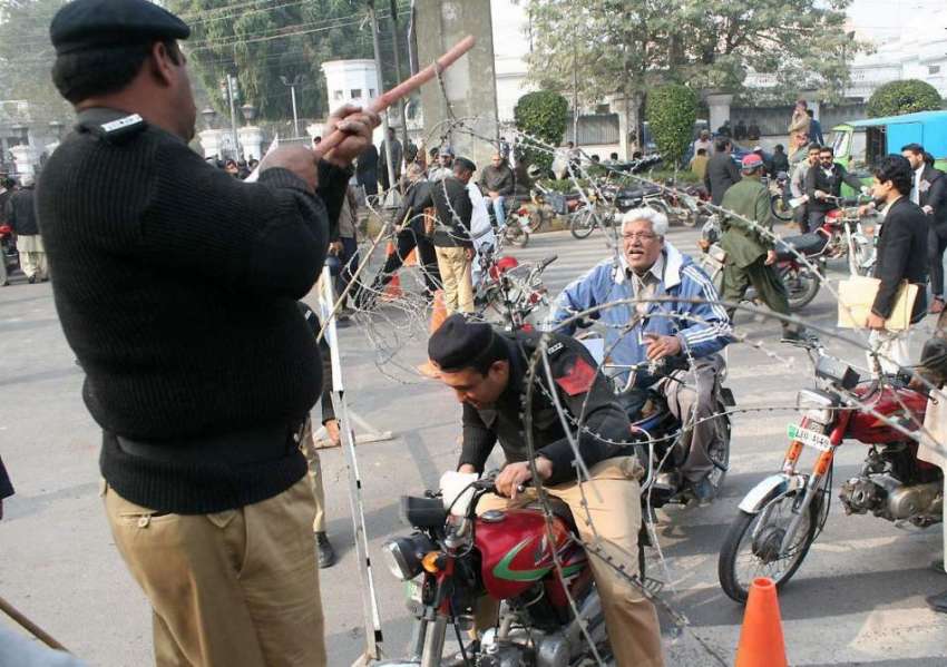 لاہور: آل پاکستان کلرک ایسوسی ایشن کے احتجاج کے موقع پر ایک ..