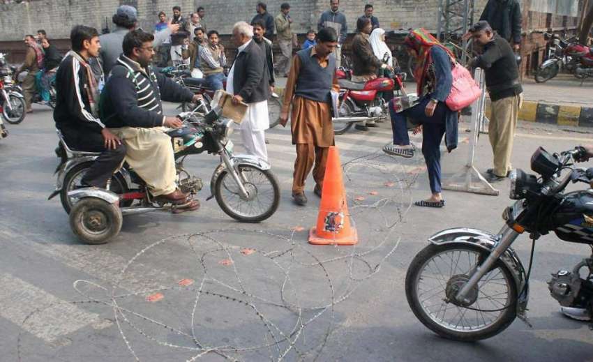 لاہور: آل پاکستان کلرک ایسوسی ایشن کے احتجاج کے موقع پر راستہ ..