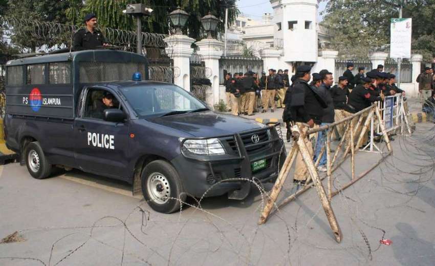 لاہور: آل پاکستان کلرک ایسوسی ایشن کے احتجاج کے موقع پر پولیس ..