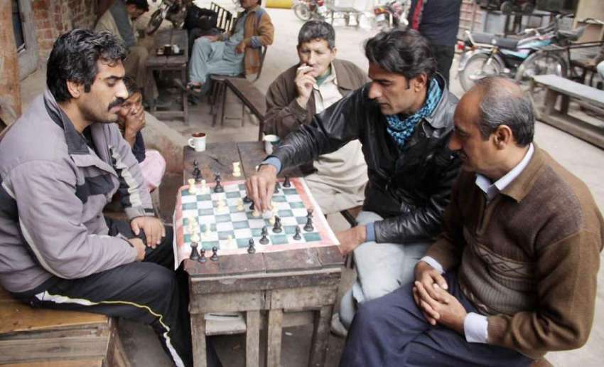 لاہور: شہری شطرنج کھیلنے میں مصروف ہیں۔
