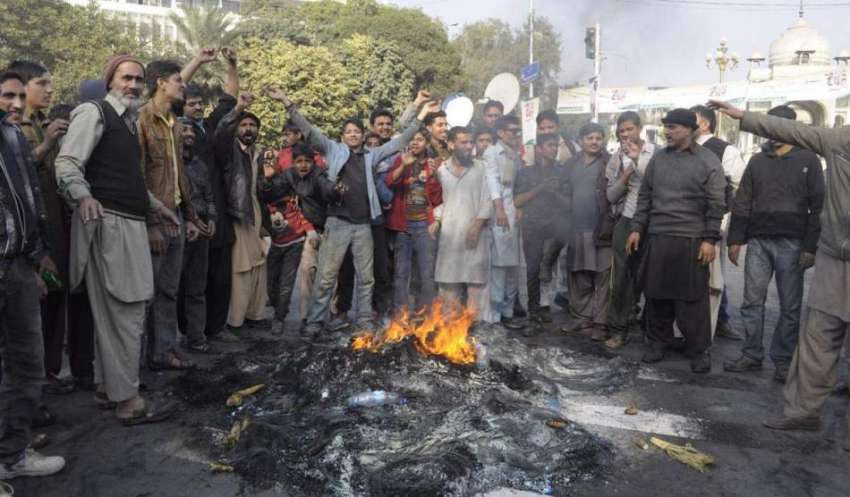 لاہور: بلال گنج مارکیٹ کے تاجر کسٹمز کے چھاپوں کے خلاف مال ..