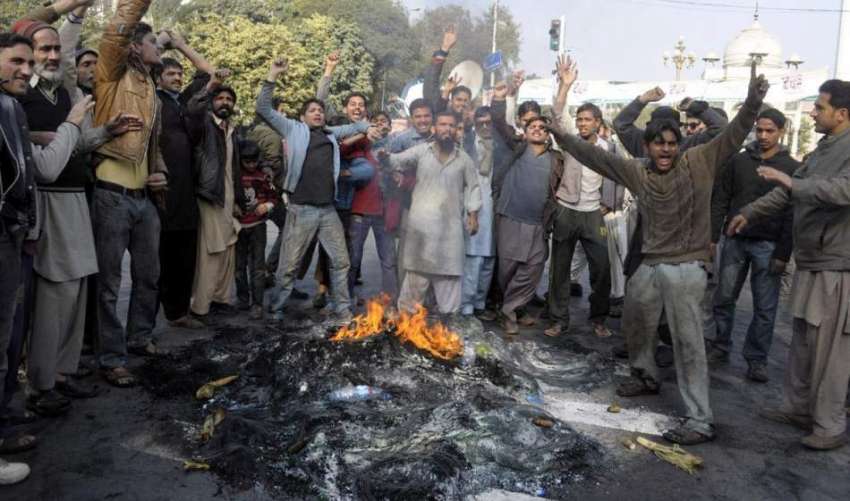 لاہور: بلال گنج مارکیٹ کے تاجر کسٹمز کے چھاپوں کے خلاف مال ..
