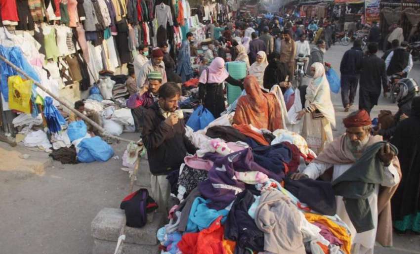 لاہور: شہری لنڈا بازار سے گرم کپڑوں کی خریداری کر رہے ہیں۔