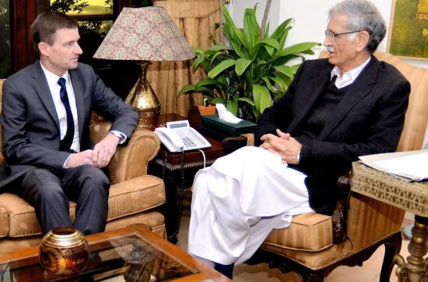 پشاور: وزیر اعلیٰ خیبر پختونخوا پرویز خٹک سے امریکی سفیر ..