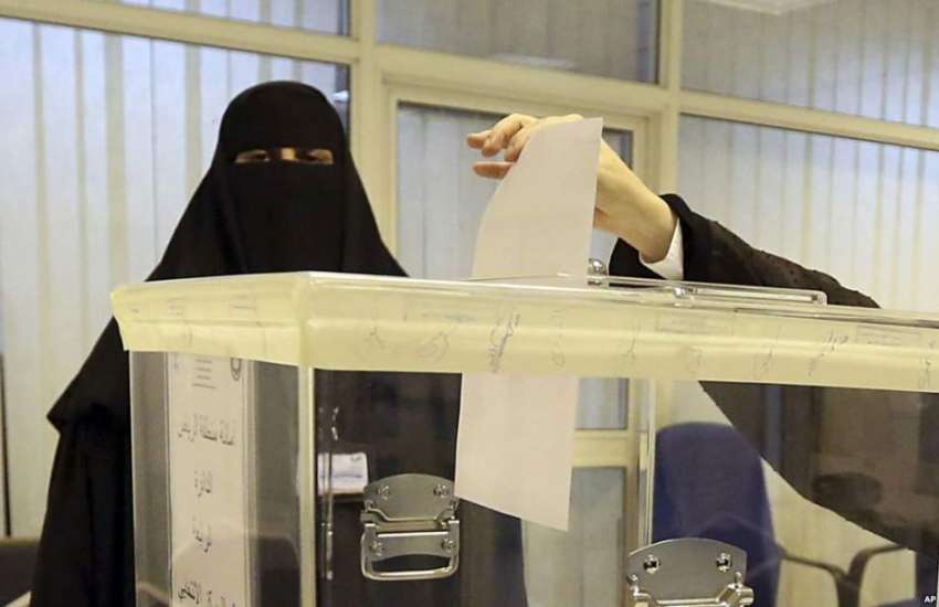 سعودی عرب کی تاریخ میں پہلی مرتبہ خواتین ووٹ کاسٹ کررہی ..