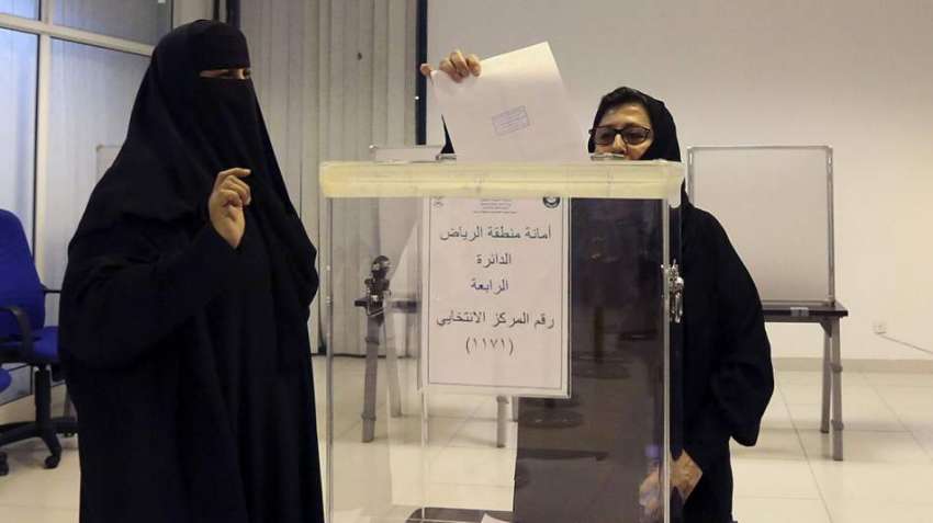 سعودی عرب کی تاریخ میں پہلی مرتبہ خواتین ووٹ کاسٹ کررہی ..