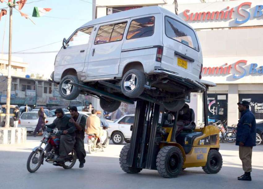 کوئٹہ: ایک ٹریفک وارڈن نو پارکنگ ایریا میں کھڑی گاڑی کو لفٹر ..