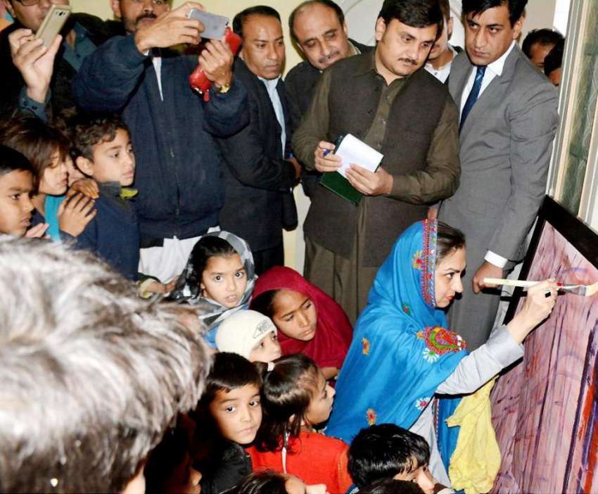 پشاور: چیئر پرسن پی آئی ایس پی ماروی میمن ضلعی دفتر میں بچوں ..
