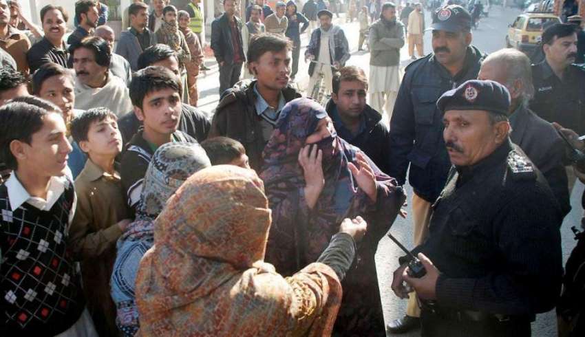 راولپنڈی: لیاقت باغ چوک میں آریہ محلہ کی رہائشی خواتین کو ..