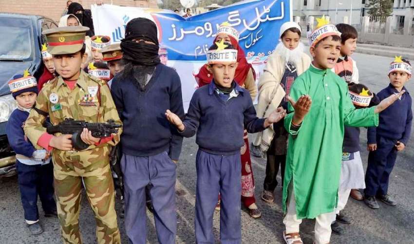پشاور: نجی سکول کے بچے آرمی پبلک سکول کے شہداء سے خراج عقیدت ..