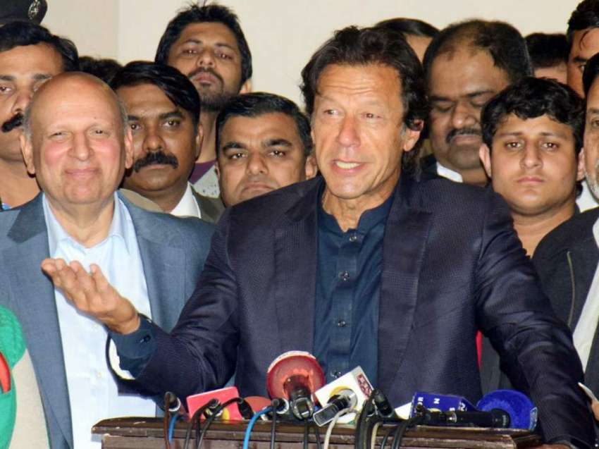 لاہور: پاکستان تحریک انصاف کے چیئرمین عمران خان میڈیا سے ..