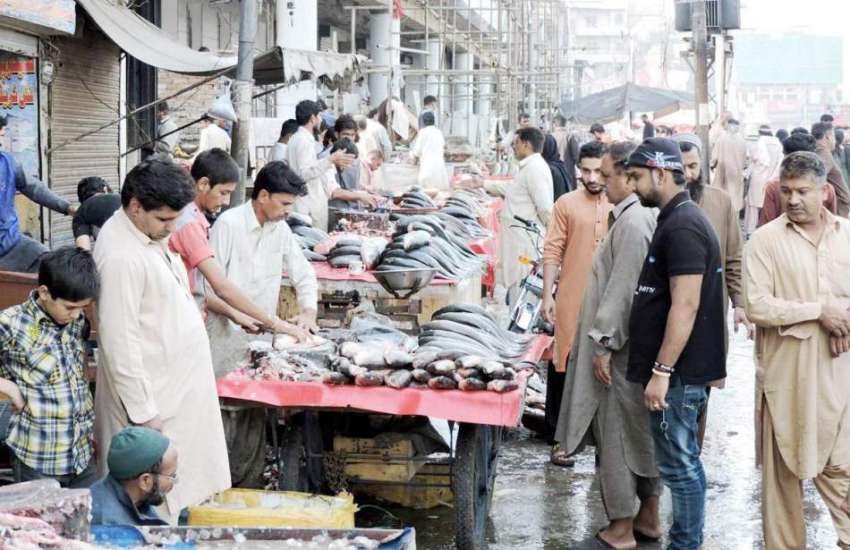 لاہور: مچھلی منڈی بازار سے شہری مچھلی خرید رہے ہیں۔
