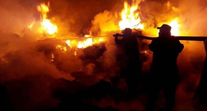 خان پور: فائر برگیڈ کا عملہ لنڈا بازار میں لگنے والی آگ بجھانے ..