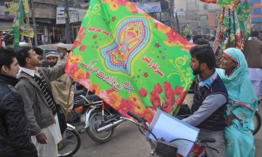 لاہور: موٹر سائیکل سوار شہری اردو بازار میں جشن عید ملادالنبی ..