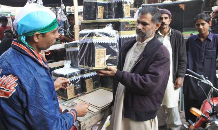 لاہور: ایک شخص اردو بازار میں جشن عید ملادالنبی (ص) کی مناسبت ..