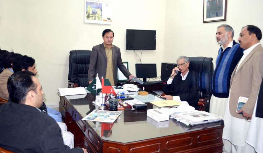 پشاور: وزیر اعلیٰ خیبر پختونخواپرویز خٹک ٹیلی فون پر عوام ..