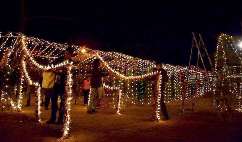 اسلام آباد: کرسمس کی آمد کے موقع پر گلیوں کو خوبصورت لائٹوں ..