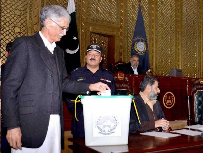 پشاور: وزیر اعلیٰ خیبر پختونخوا پرویز خٹک صوبائی اسمبلی ..