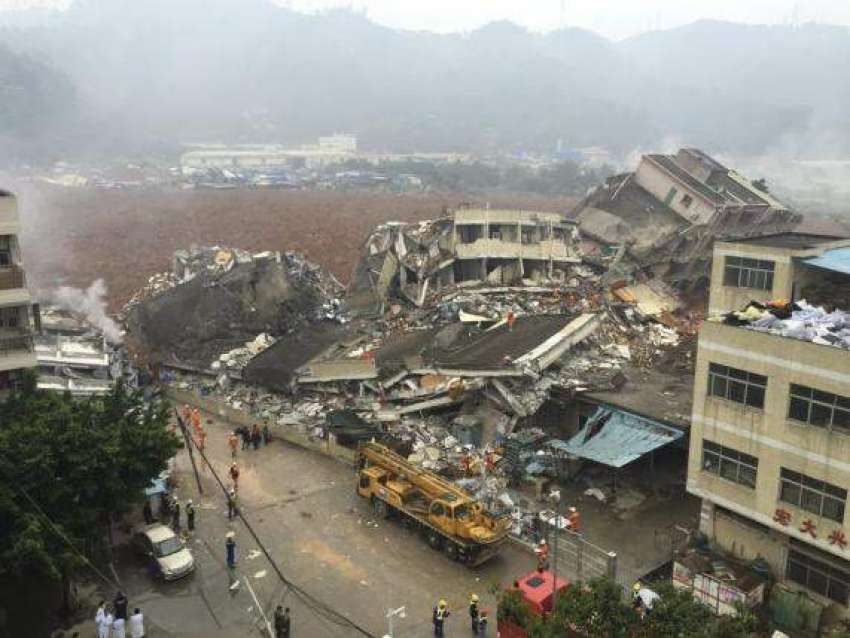چین میں شدید بارش کے بعد مٹی کا تودہ گرنے سے عمارت کا تہس ..