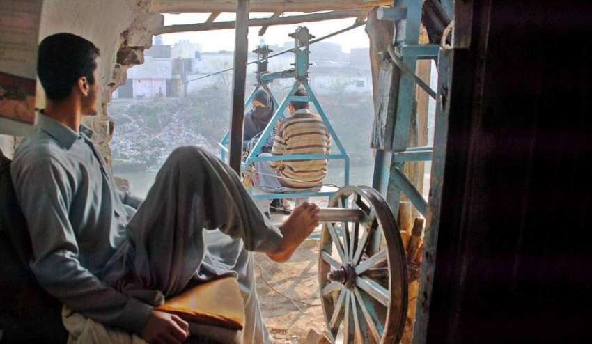 راولپنڈی: ڈوھوک چراغ دین میں پل نہ ہونے کے باعث ایک شخص چیئر ..