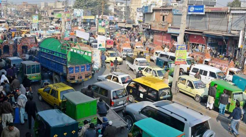 راولپنڈی: راجہ بازار میں ٹریفک جام کا منظر۔