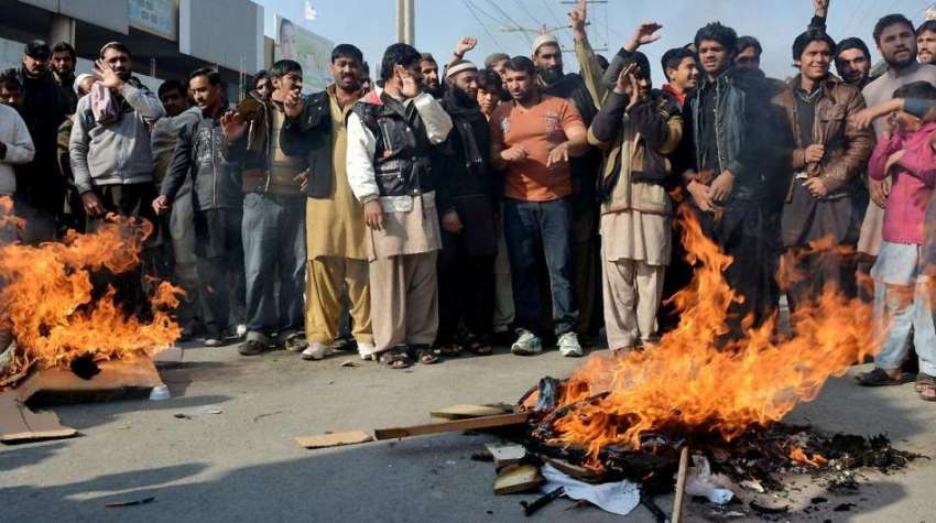راولپنڈی: راجہ بازار کے تاجر ٹی ایم اے کے خلاف روڈ بلاک کر ..