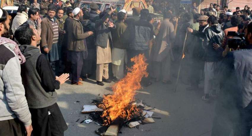 راولپنڈی: راجہ بازار کے تاجر ٹی ایم اے کے خلاف روڈ بلاک کر ..