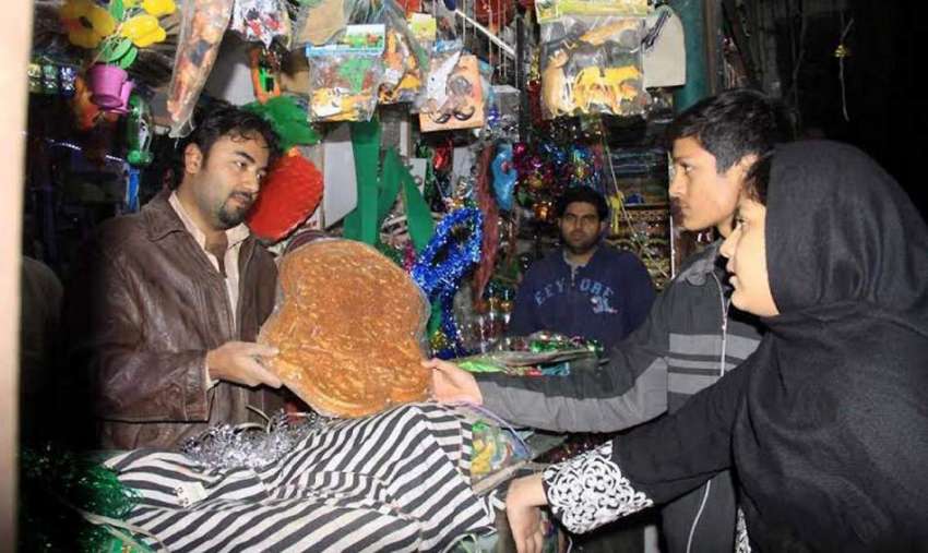 لاہور: عید ملادالنبی (ص) کی آمد کے سلسلہ میں دکاندار گاہکوں ..