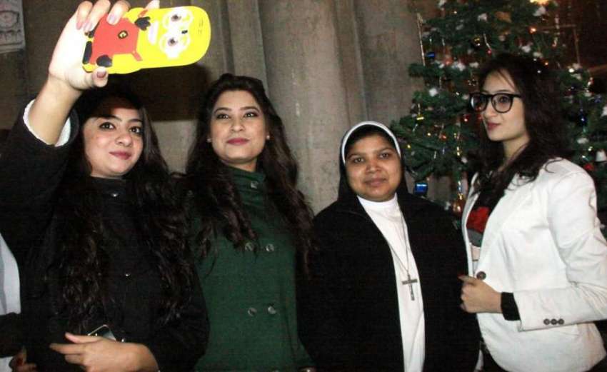 لاہور: کرسمس کے موقع پر چرچ میں دعائیہ تقریب میں شرکت کے ..